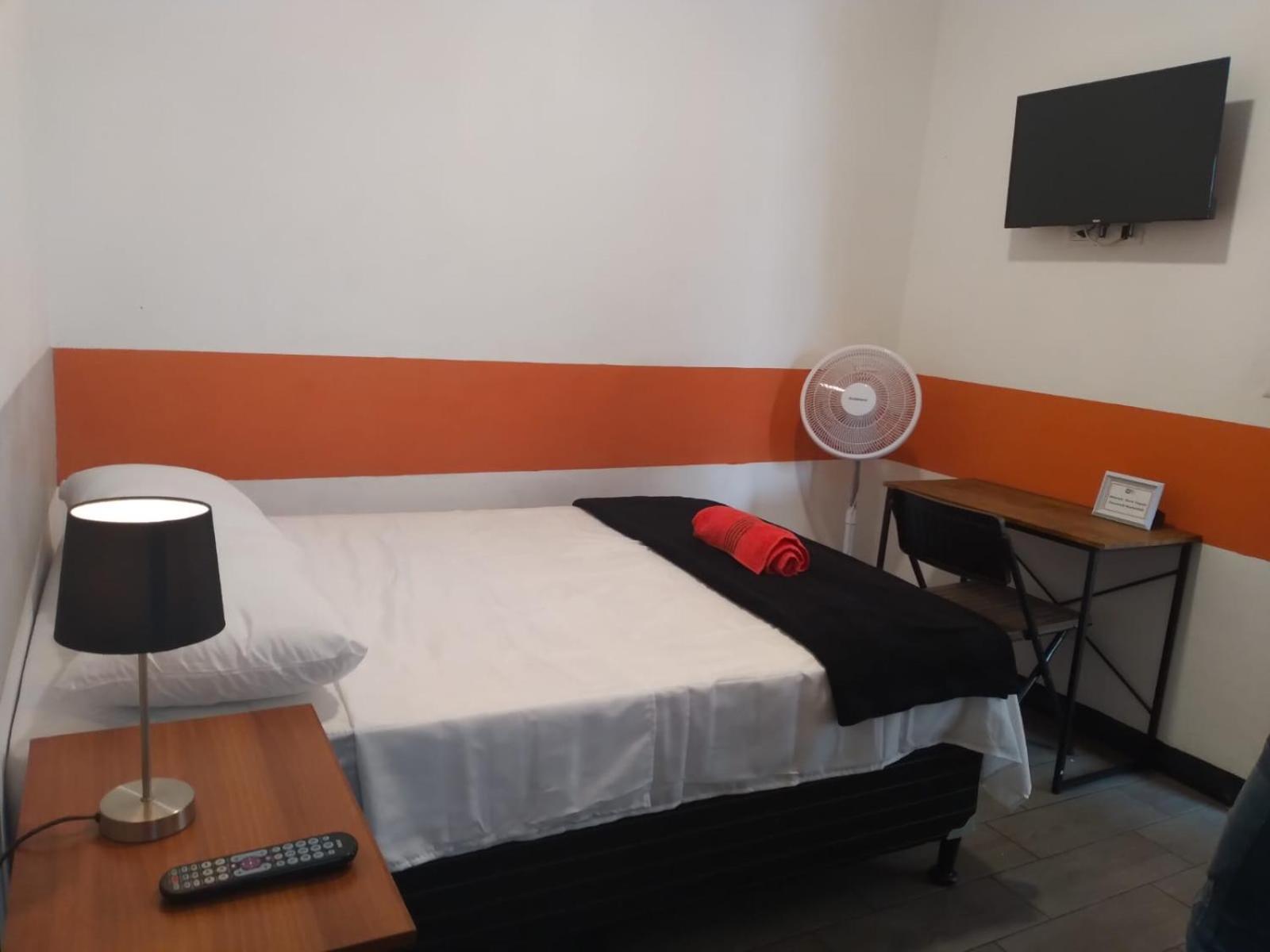 Tequila Sunrise Hostel Guatemala City Екстериор снимка